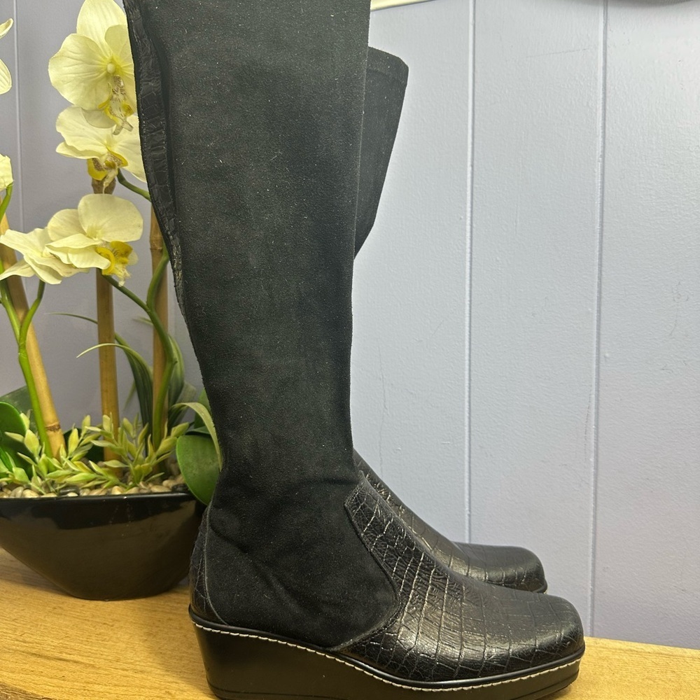 Donald J Pliner stretch shaft pull on boots size 7 1/2